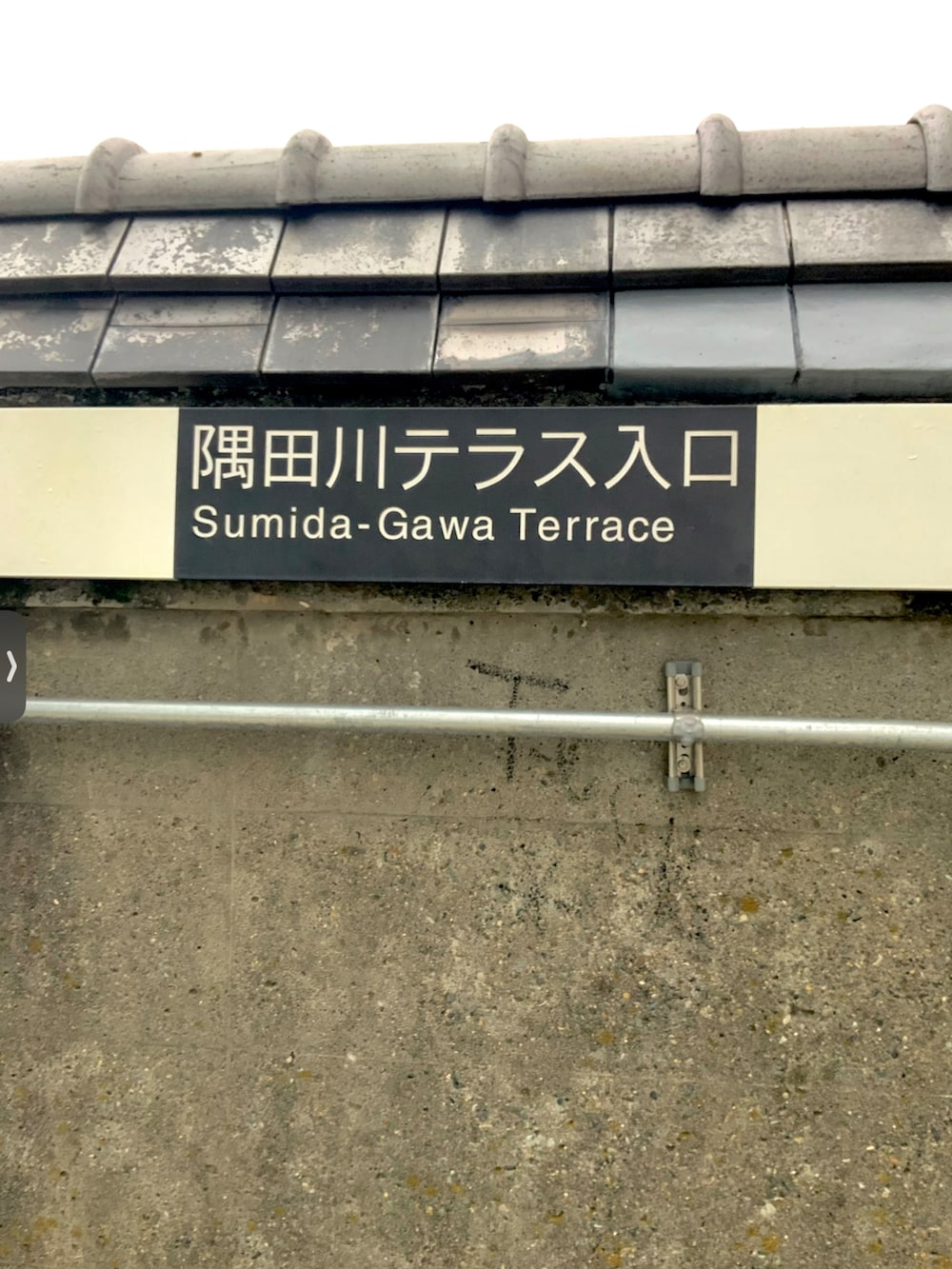 グリーン系のスウェット、ベージュ系のチノパンツ、ベージュ系のブーツを着用したメンズの春コーディネートの2枚目の写真