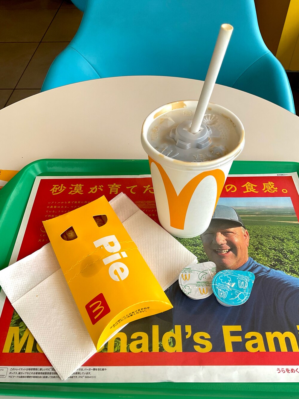 ブルー系のスウェットパンツ、グレー系のTシャツ/カットソー、グリーン系のその他シューズを着用したメンズの夏コーディネートの2枚目の写真