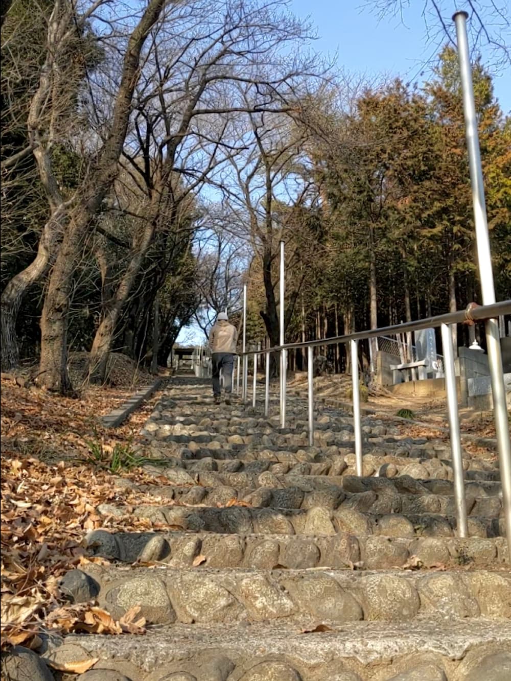 ベージュ系のマウンテンパーカー、ベージュ系のその他シューズ、グレー系のその他パンツを着用したメンズの春コーディネートの5枚目の写真