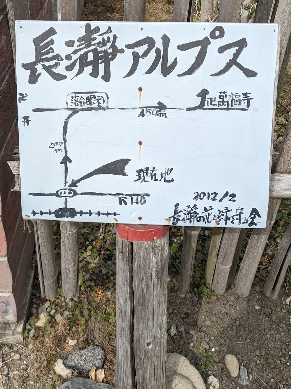 ブルー系のシャツ/ブラウス、ブラック系のパンツ、ブラック系のスニーカーを着用したメンズの春コーディネートの2枚目の写真