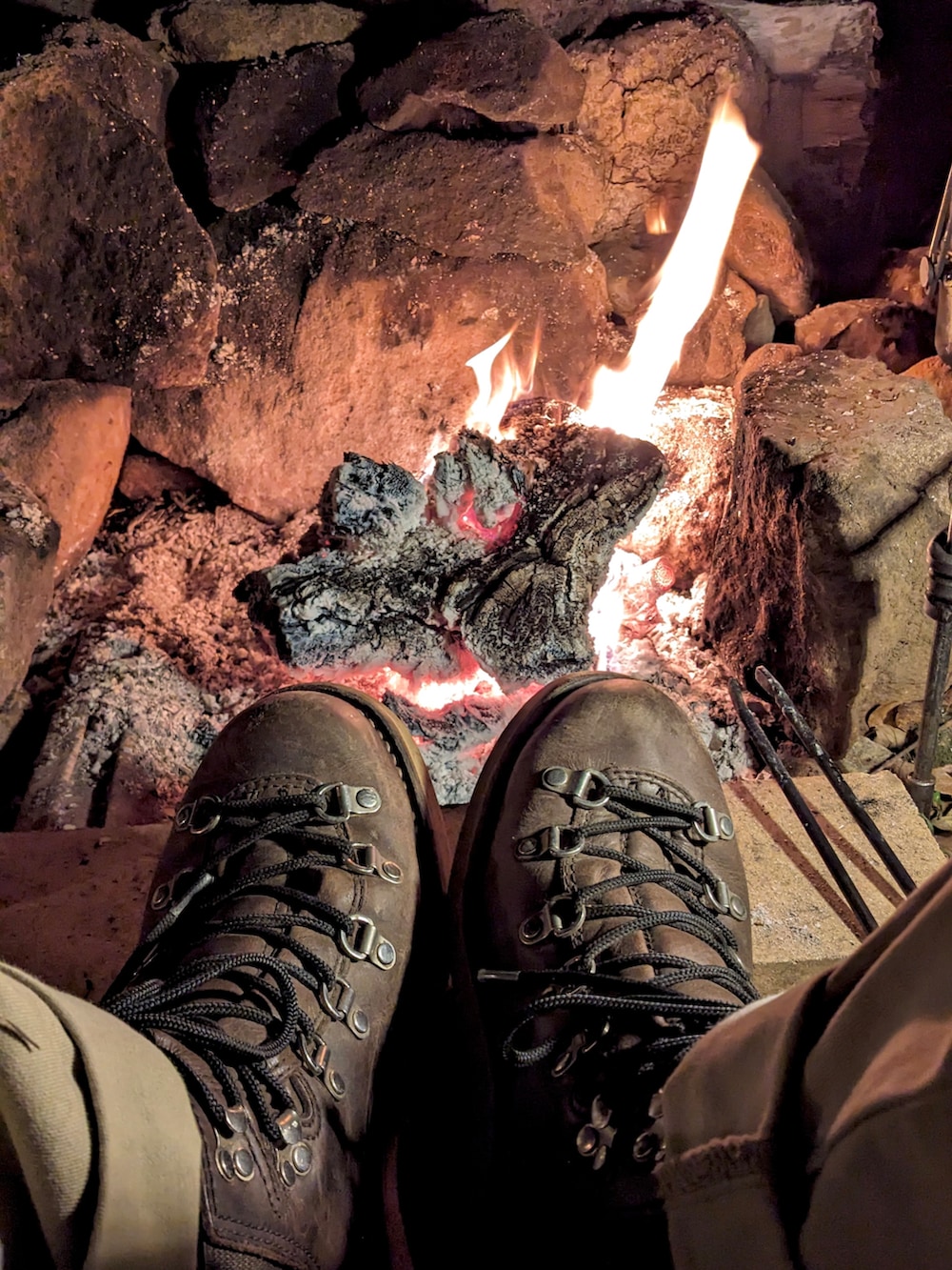 ブラウン系のブーツ、ベージュ系のチノパンツ、ブラウン系のスウェットを着用したメンズの冬コーディネートの4枚目の写真