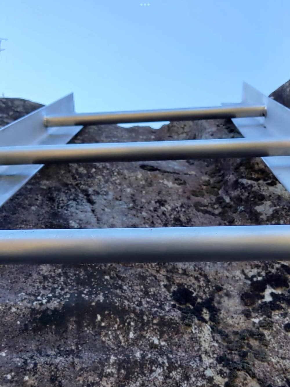 ブルー系のニット/セーター、ブラック系のその他パンツ、ブラック系のスニーカーを着用したメンズの冬コーディネートの5枚目の写真