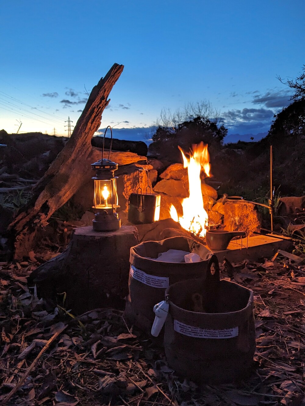 ブラウン系のブーツ、ベージュ系のチノパンツ、ブラウン系のスウェットを着用したメンズの冬コーディネートの3枚目の写真