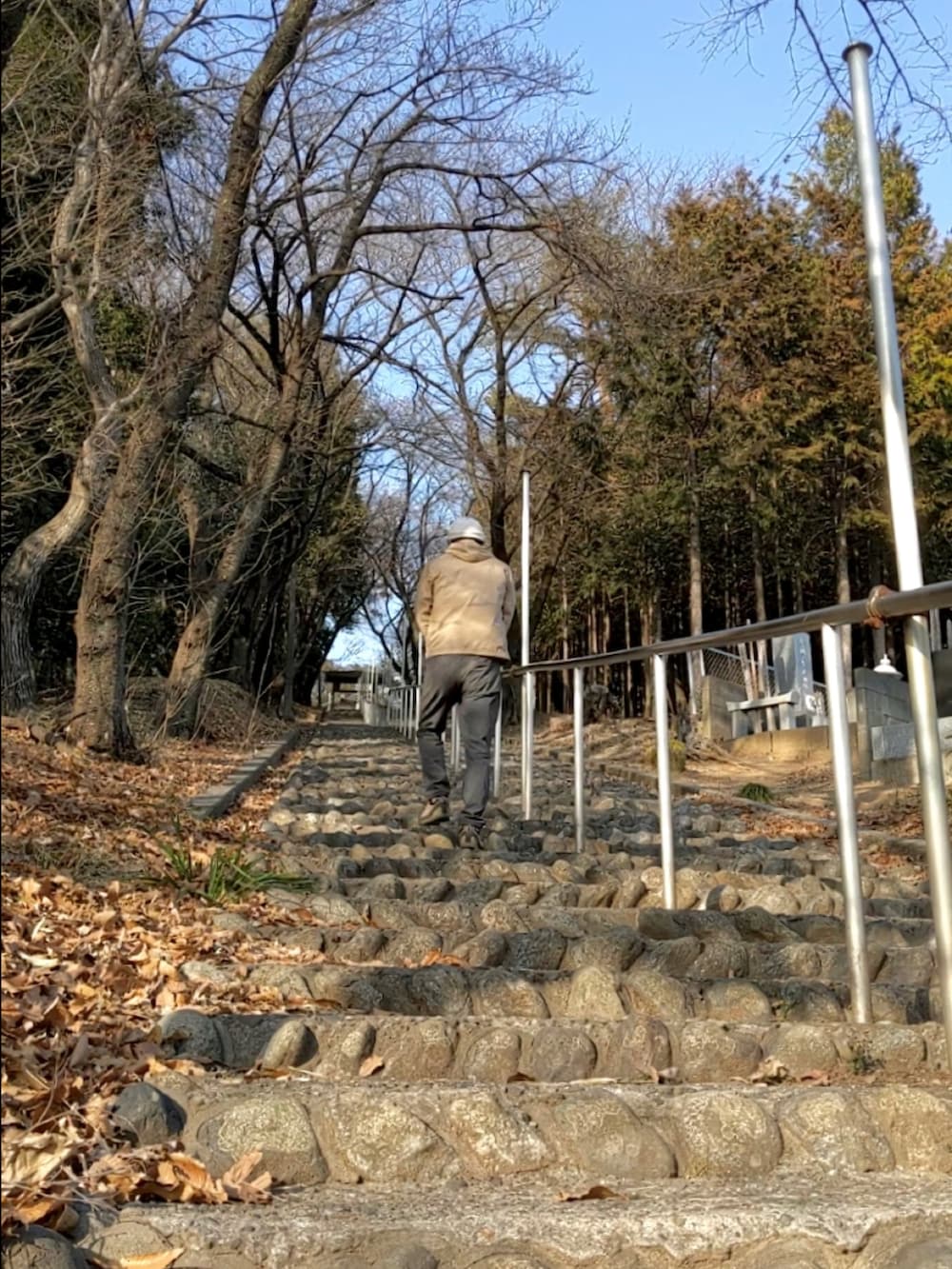 ベージュ系のマウンテンパーカー、ベージュ系のその他シューズ、グレー系のその他パンツを着用したメンズの春コーディネートの4枚目の写真