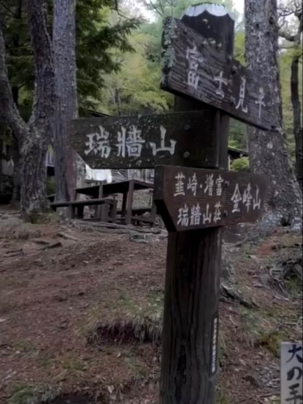 レッド系のシャツ/ブラウス、グレー系のその他パンツ、ブラウン系のブーツを着用したメンズの秋コーディネートの2枚目の写真