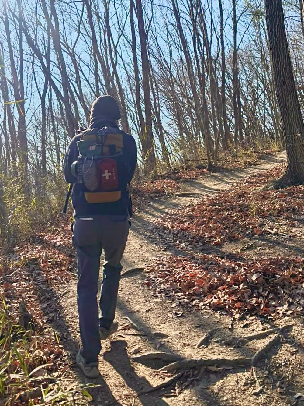 グレー系のスニーカー、グレー系のその他パンツ、ブルー系のニット/セーターを着用したメンズの冬コーディネートの2枚目の写真