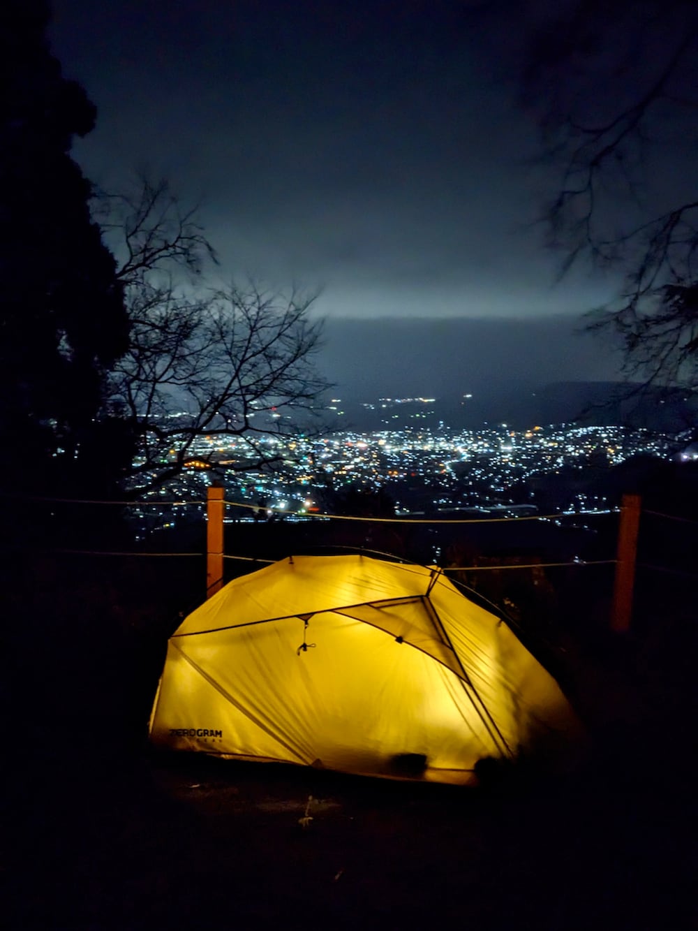 グリーン系のマウンテンパーカー、ブラック系のパンツ、ブラウン系のブーツを着用したメンズの冬コーディネートの3枚目の写真