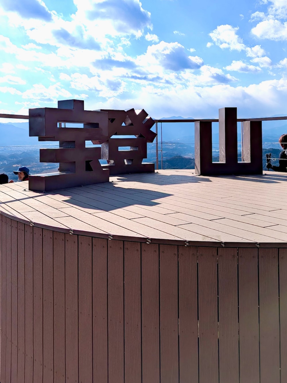 グレー系のスニーカー、グレー系のその他パンツ、ブルー系のニット/セーターを着用したメンズの冬コーディネートの5枚目の写真