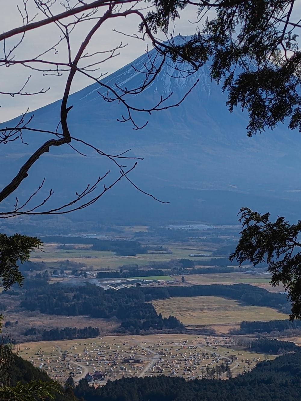 ブルー系のシャツ/ブラウス、ブラック系のその他パンツ、ブラウン系のブーツを着用したメンズの冬コーディネートの2枚目の写真