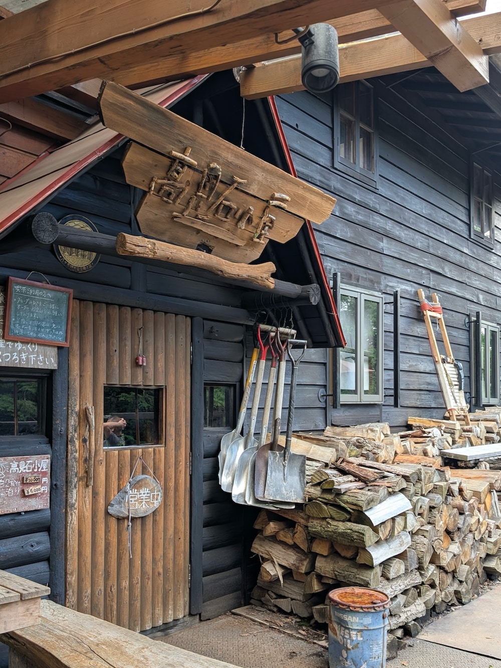 ブラック系のシャツ/ブラウス、グレー系のその他パンツ、レッド系のスニーカーを着用したメンズの夏コーディネートの4枚目の写真