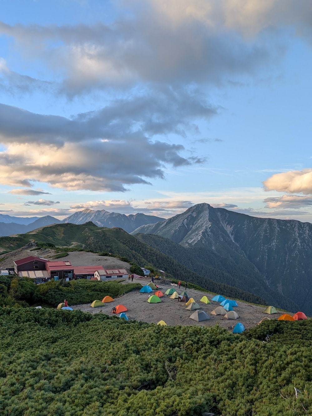 ピンク系のその他パンツ、グリーン系のシャツ/ブラウス、イエロー系のジャケット/アウターを着用したメンズの秋コーディネートの4枚目の写真
