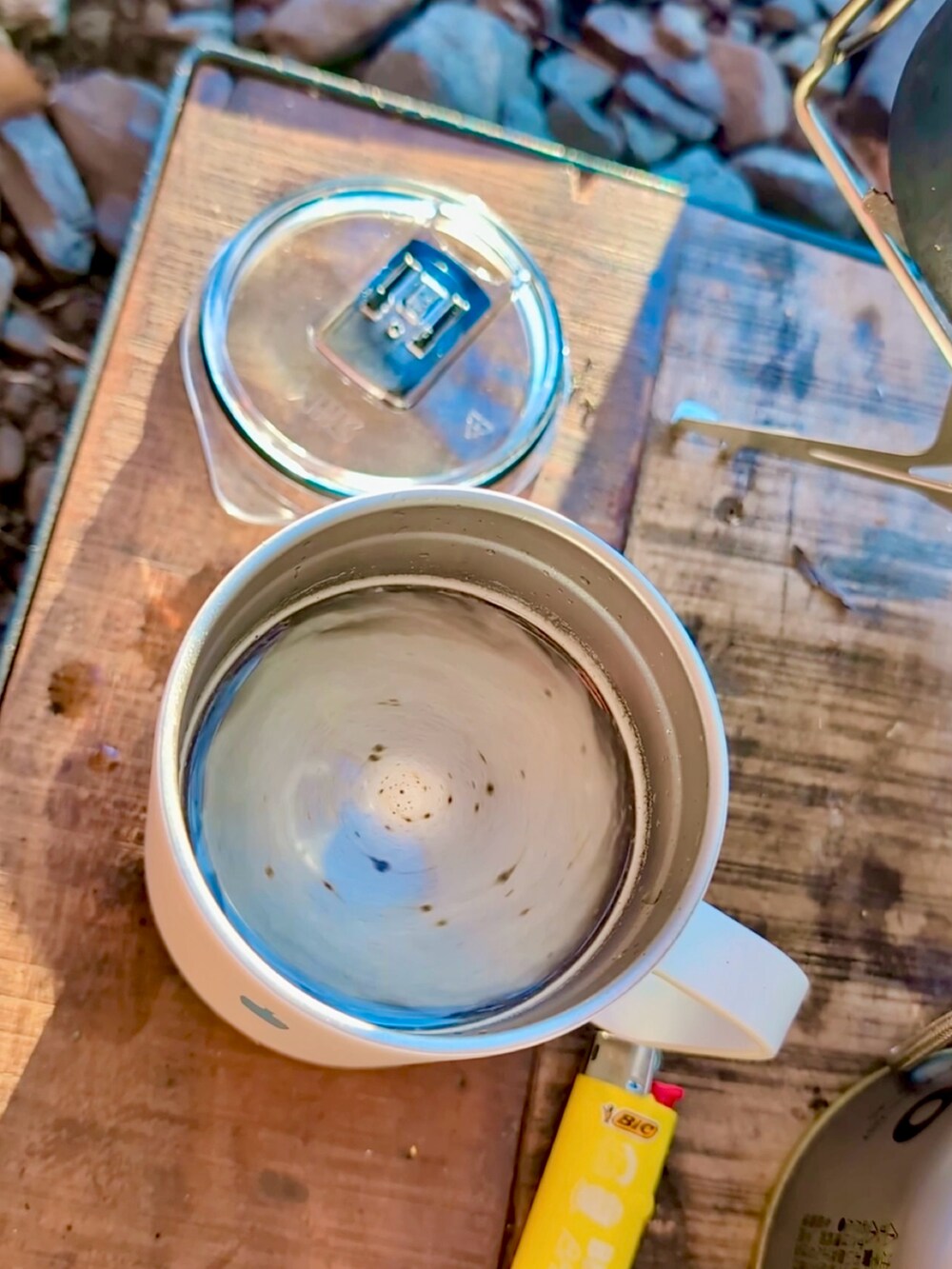 ベージュ系のチノパンツ、グレー系のスウェット、ベージュ系のブーツを着用したメンズの冬コーディネートの4枚目の写真