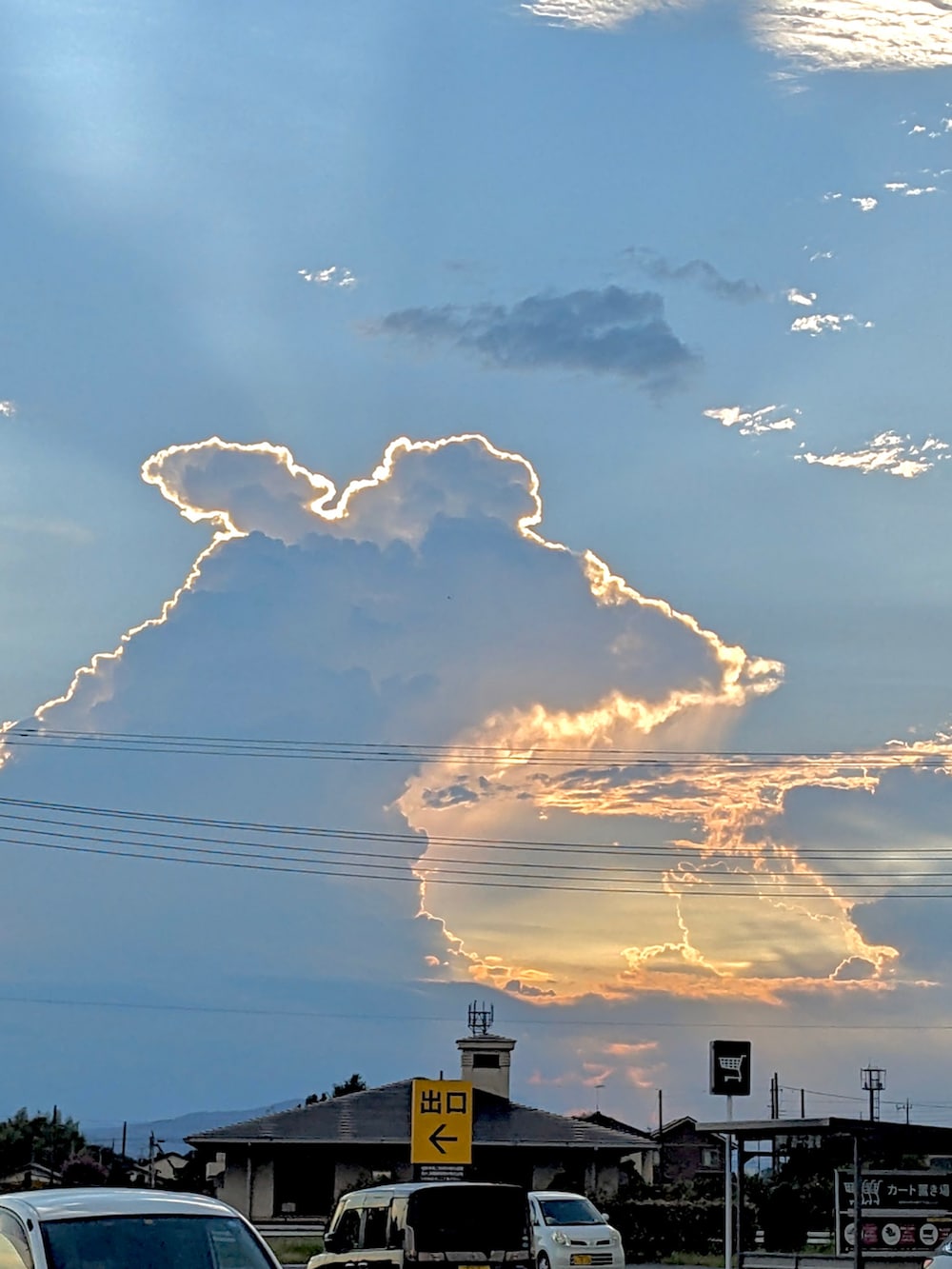 ブルー系のデニムパンツ、ブラック系のモカシン/デッキシューズ、ブラック系のバックパック/リュックを着用したメンズの秋コーディネートの2枚目の写真