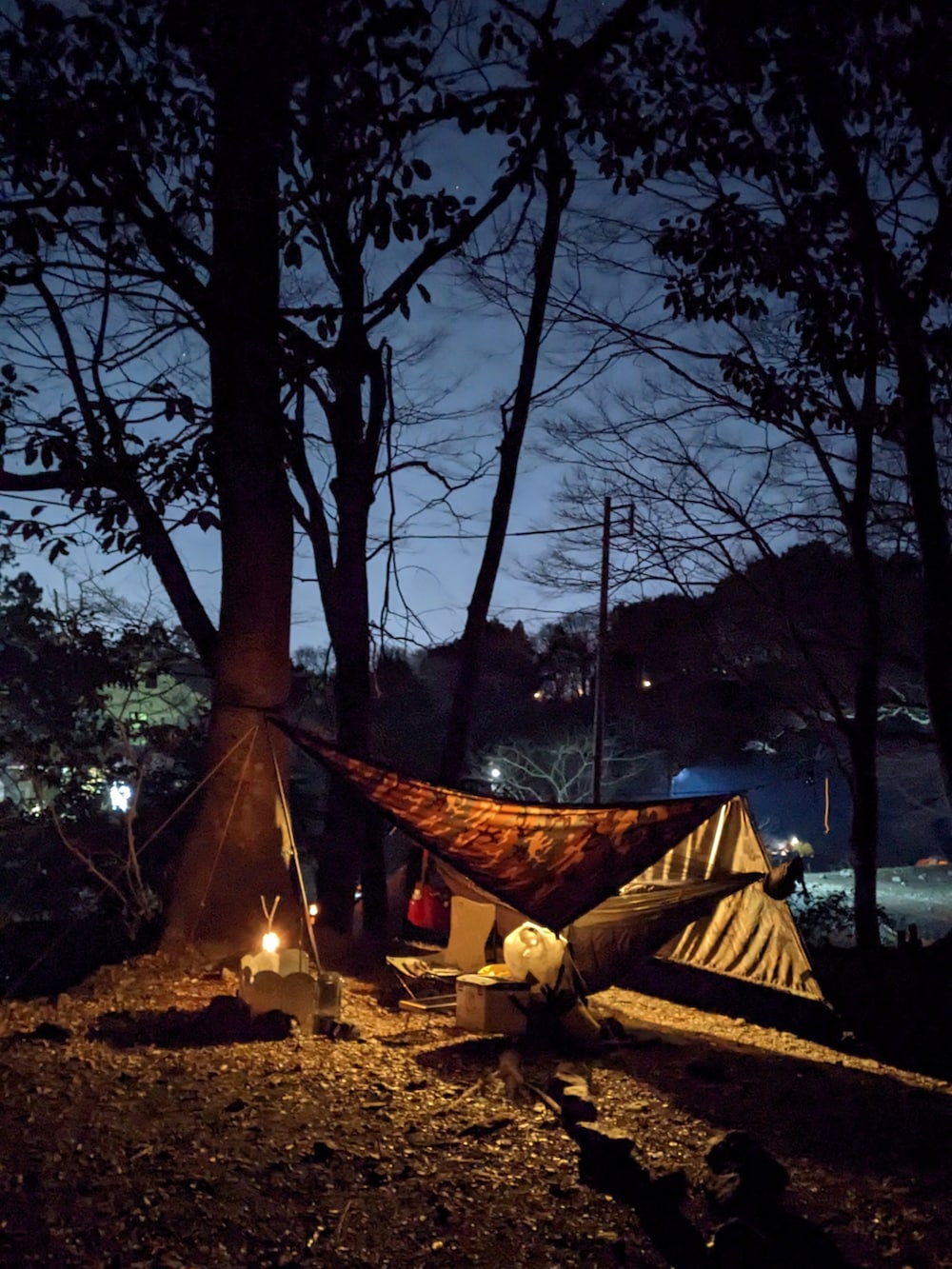 ピンク系のシャツ/ブラウス、ベージュ系のチノパンツ、ベージュ系のブーツを着用したメンズの春コーディネートの2枚目の写真