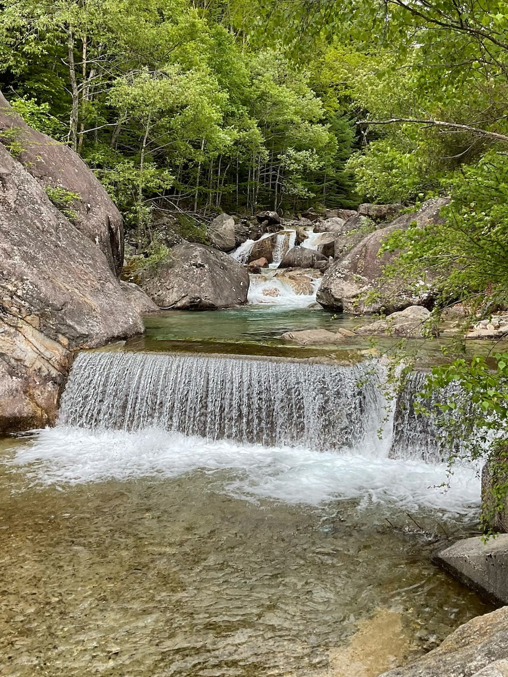グリーン系のシャツ/ブラウス、ベージュ系のブーツ、グリーン系のマウンテンパーカーを着用したメンズの夏コーディネートの4枚目の写真