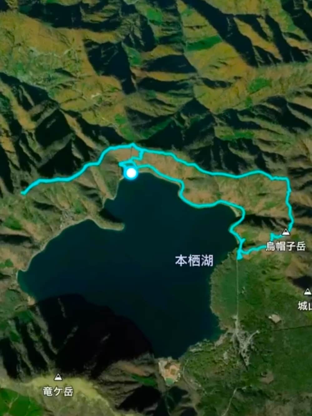 グレー系のその他パンツ、ブラック系のスニーカー、ホワイト系のバックパック/リュックを着用したメンズの冬コーディネートの4枚目の写真