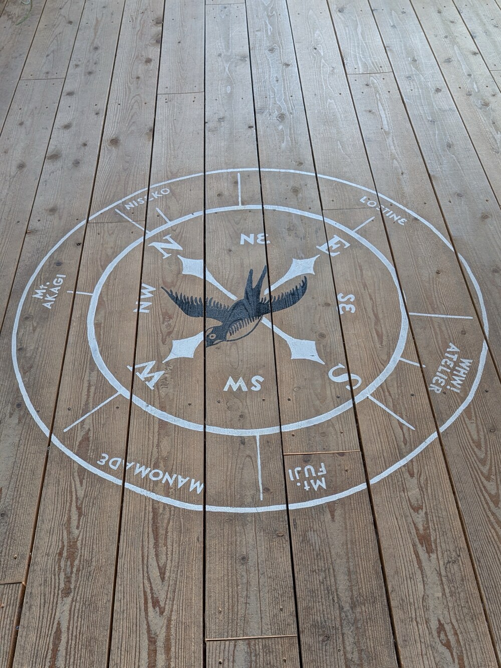 グリーン系のジャケット/アウター、ベージュ系のチノパンツ、ベージュ系のその他シューズを着用したメンズの冬コーディネートの3枚目の写真