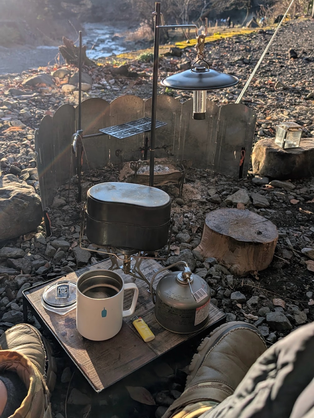 ベージュ系のチノパンツ、グレー系のスウェット、ベージュ系のブーツを着用したメンズの冬コーディネートの3枚目の写真