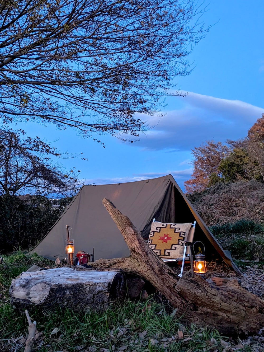 ブラウン系のブーツ、ベージュ系のチノパンツ、ブラウン系のスウェットを着用したメンズの冬コーディネートの2枚目の写真