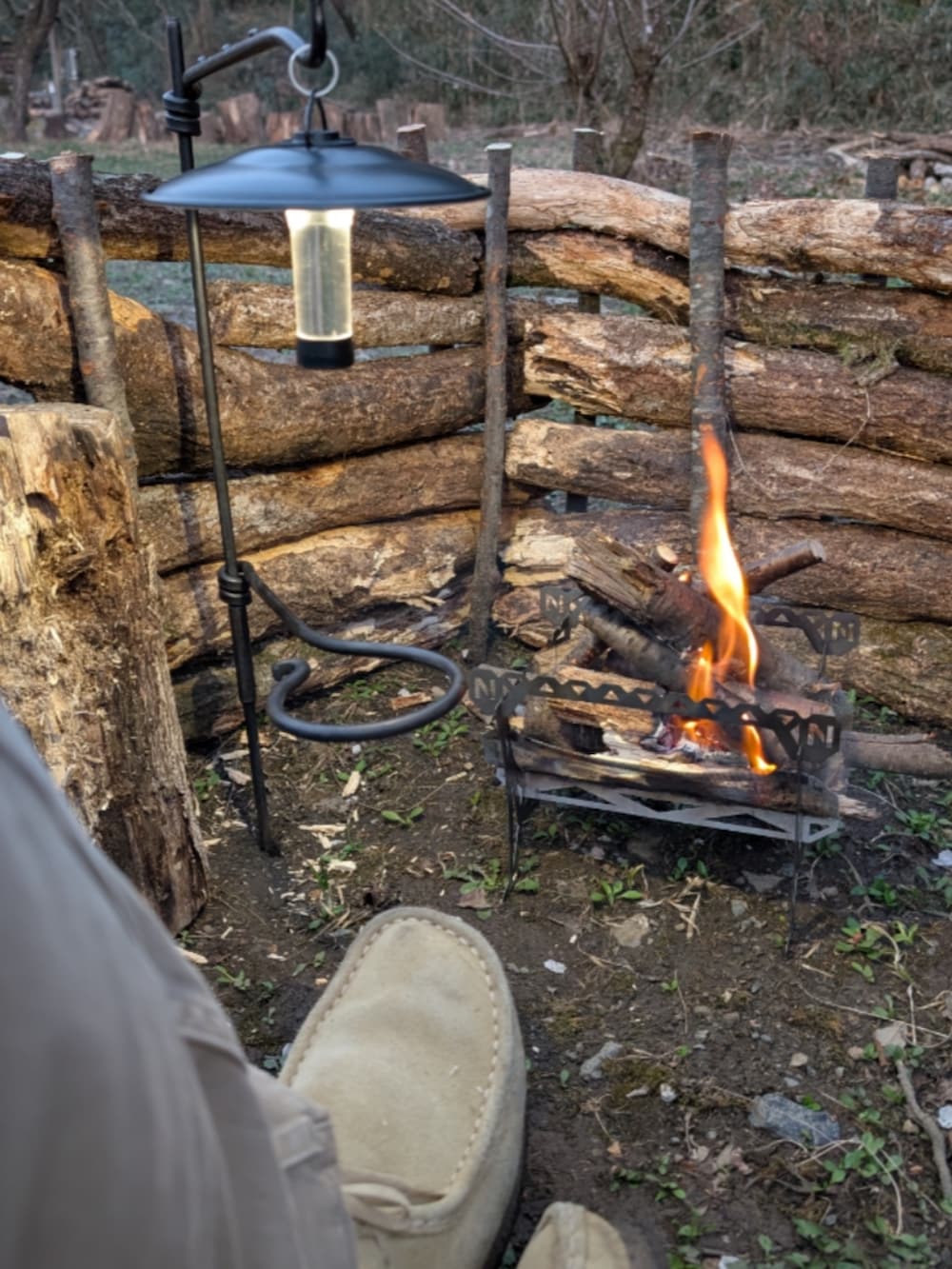 ベージュ系のブーツ、イエロー系のダウンジャケット/コート、ブラック系のその他パンツを着用したメンズの春コーディネートの4枚目の写真