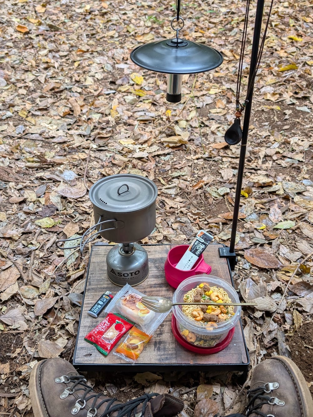 ホワイト系のその他パンツ、グレー系のスウェット、ホワイト系のバックパック/リュックを着用したメンズの秋コーディネートの5枚目の写真