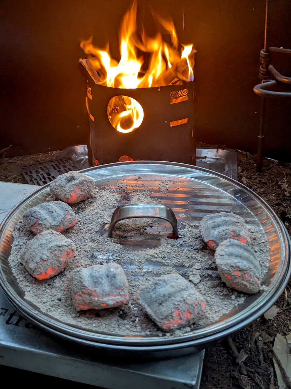 オレンジ系のシャツ/ブラウス、ベージュ系のチノパンツ、ベージュ系のブーツを着用したメンズの夏コーディネートの3枚目の写真