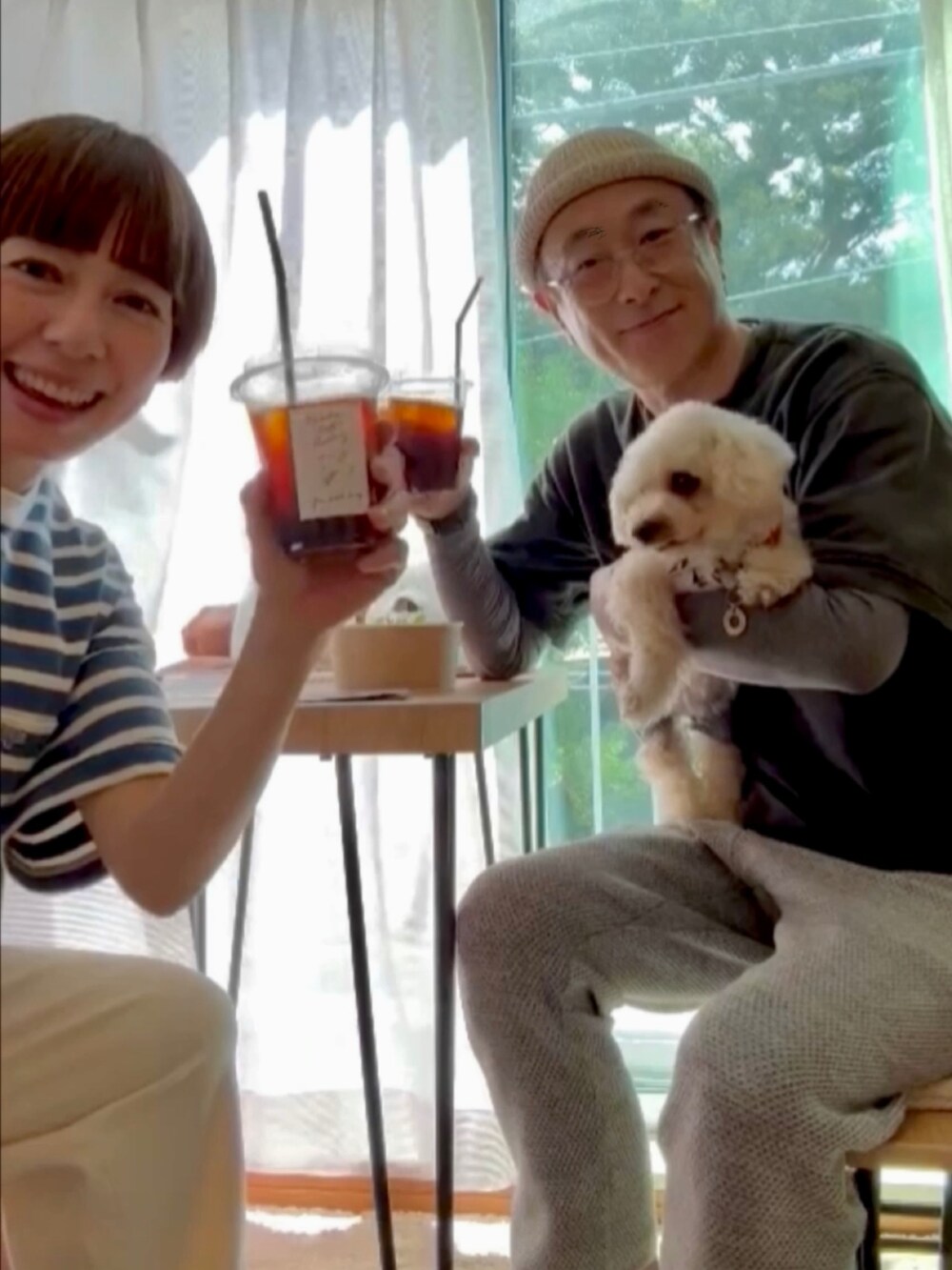 ブラック系のTシャツ/カットソー、グレー系のTシャツ/カットソー、グレー系のスウェットパンツを着用したメンズの春コーディネートの2枚目の写真