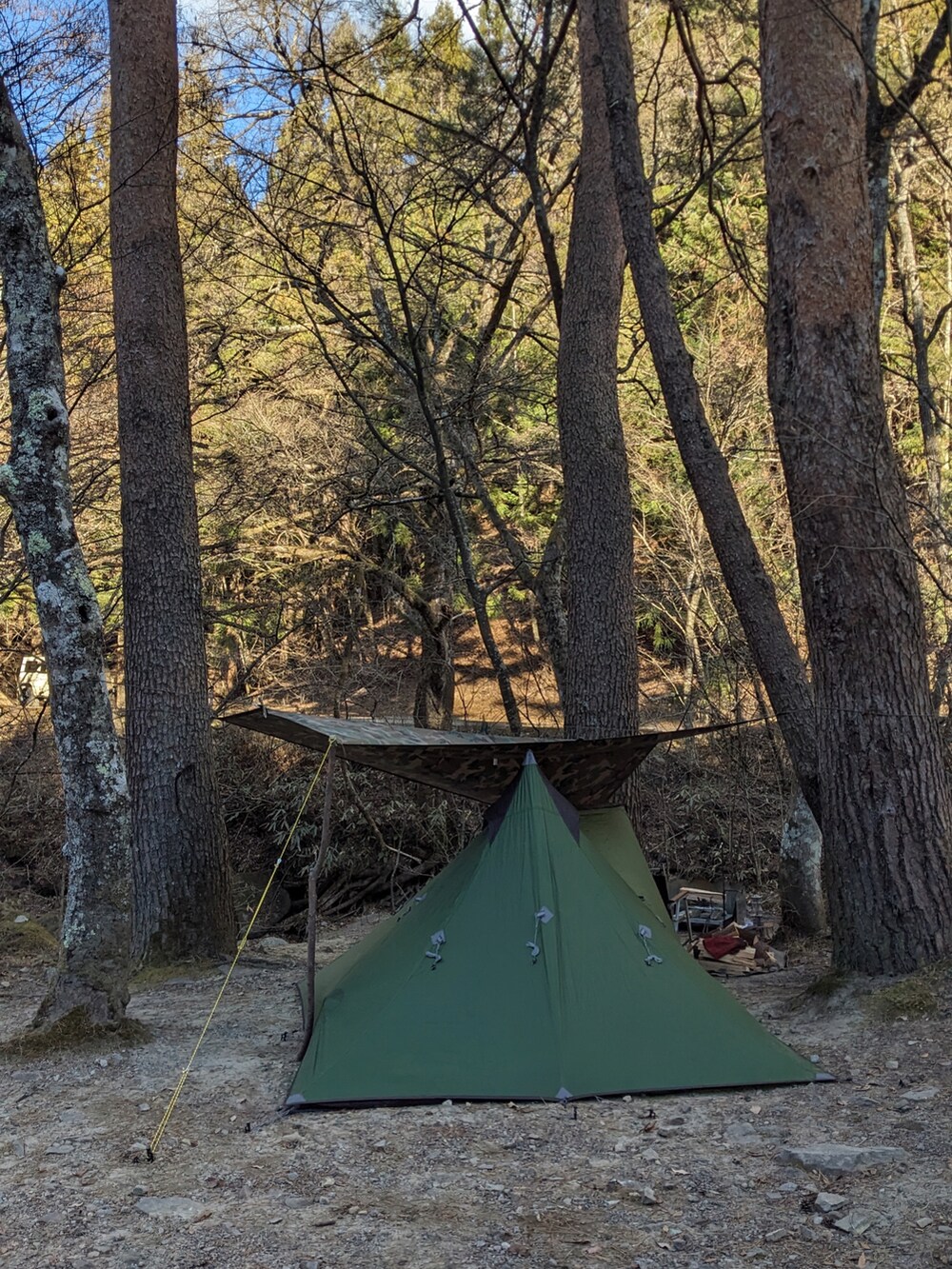 ブラウン系のダウンジャケット/コート、ベージュ系のチノパンツ、ベージュ系のブーツを着用したメンズの冬コーディネートの2枚目の写真