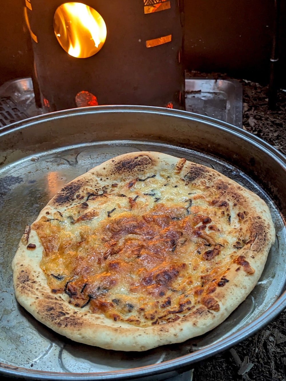 オレンジ系のシャツ/ブラウス、ベージュ系のチノパンツ、ベージュ系のブーツを着用したメンズの夏コーディネートの4枚目の写真