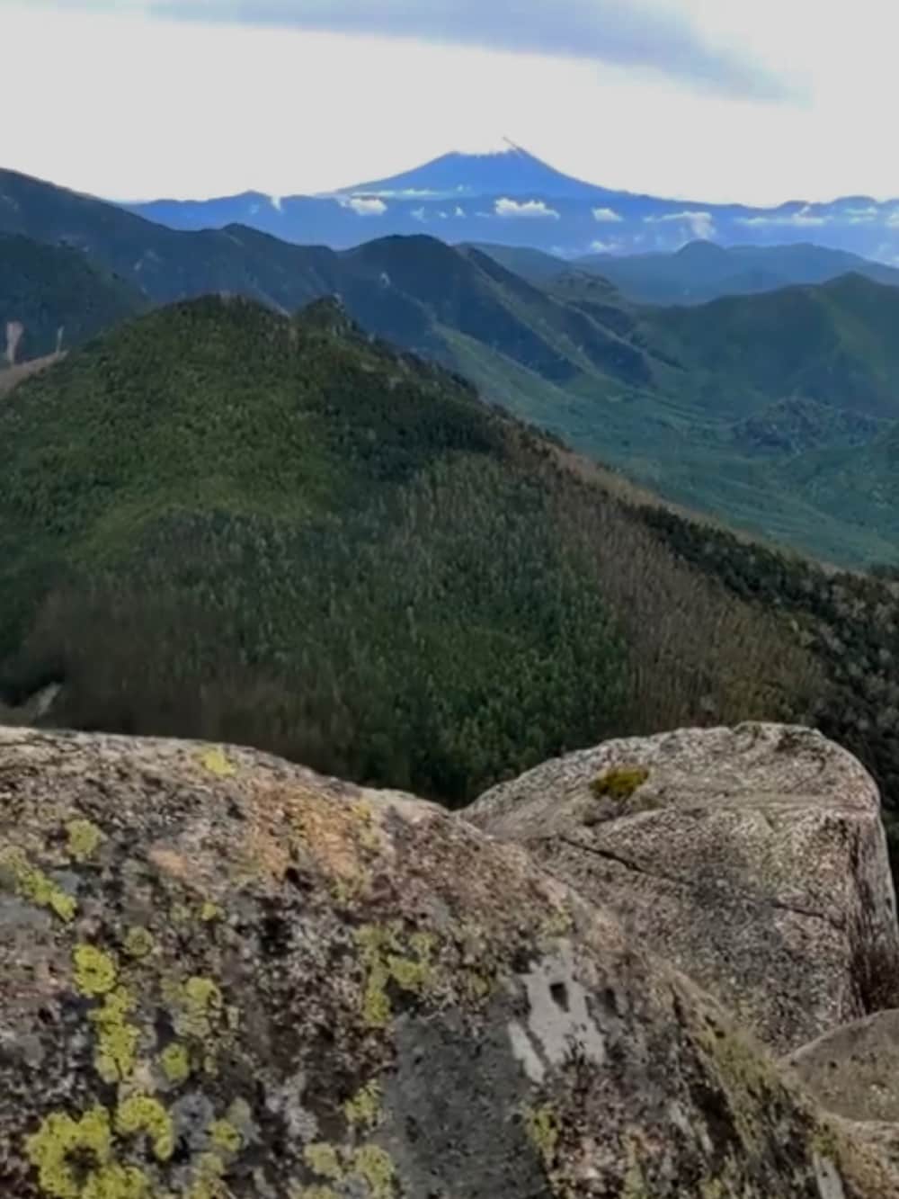 レッド系のシャツ/ブラウス、グレー系のその他パンツ、ブラウン系のブーツを着用したメンズの秋コーディネートの3枚目の写真