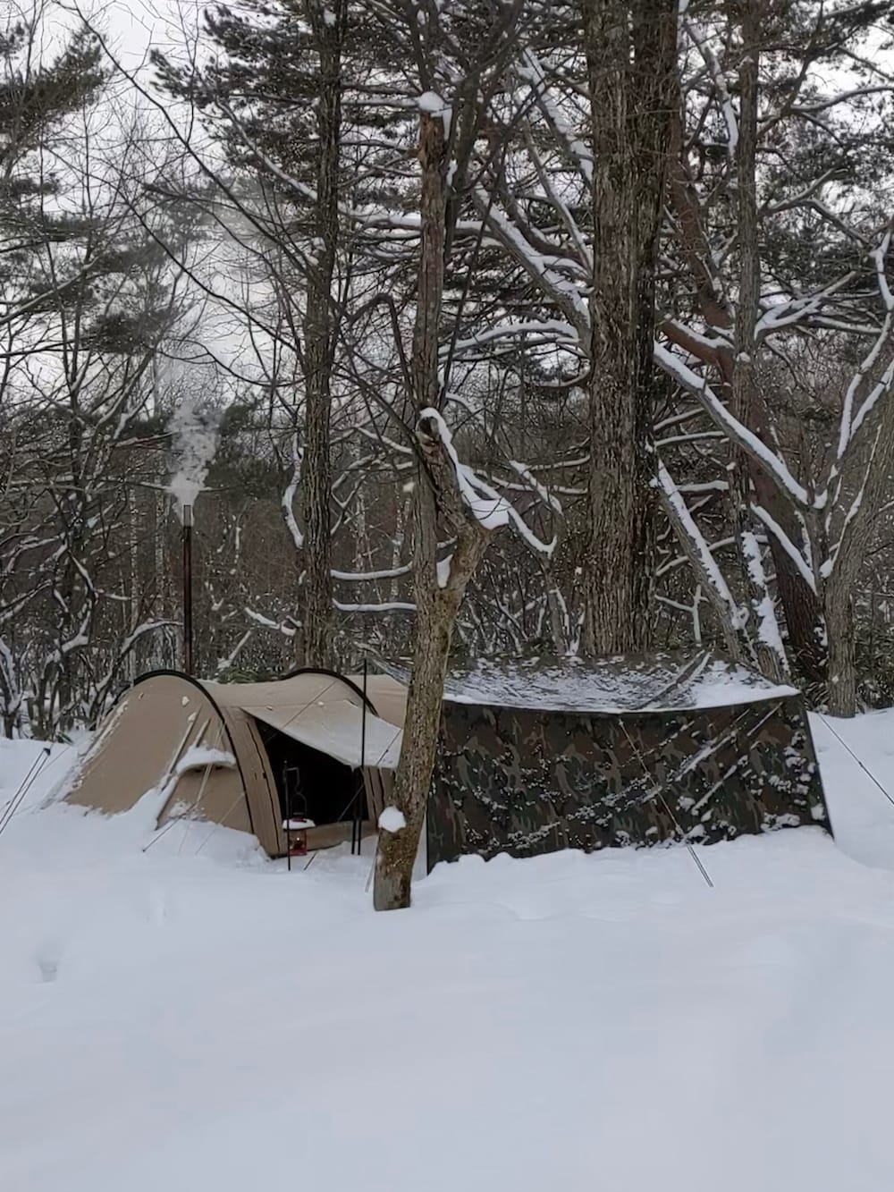 ブラウン系のスウェット、オレンジ系のパンツ、ベージュ系のブーツを着用したメンズの冬コーディネートの2枚目の写真