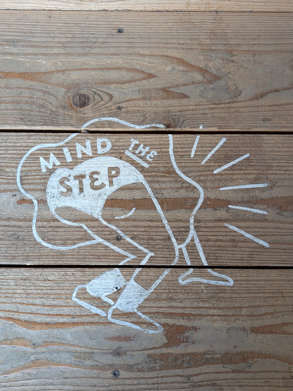 グリーン系のジャケット/アウター、ベージュ系のチノパンツ、ベージュ系のその他シューズを着用したメンズの冬コーディネートの2枚目の写真