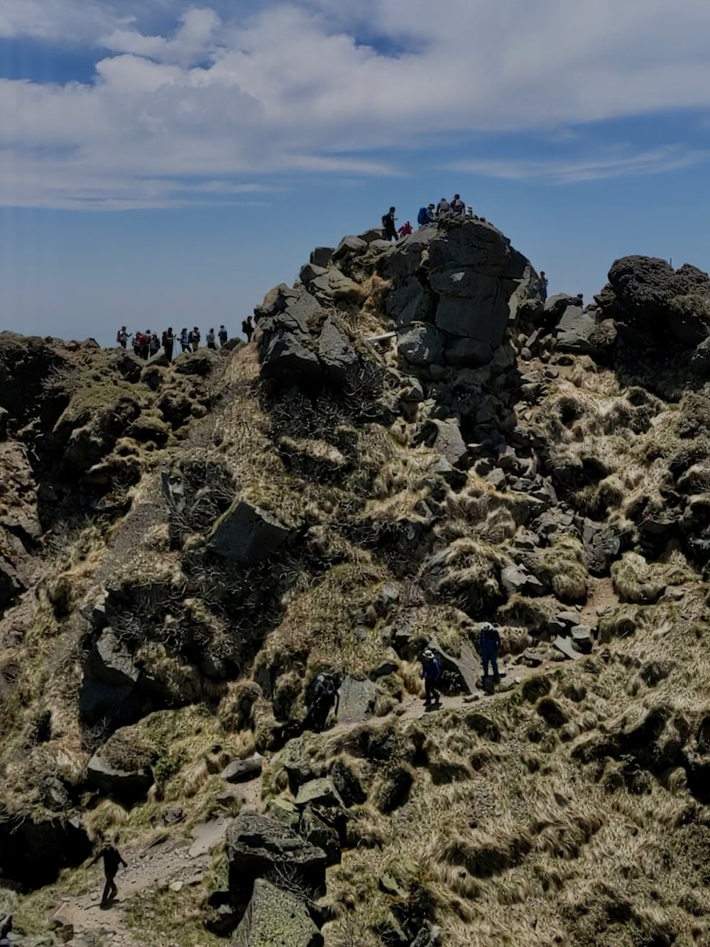 レッド系のシャツ/ブラウス、ブラウン系のブーツ、ホワイト系のバックパック/リュックを着用したメンズの夏コーディネートの2枚目の写真