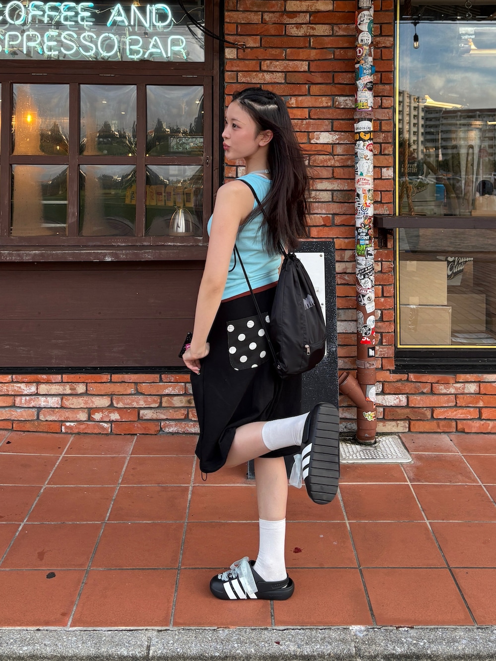 ブルー系のタンクトップ、その他のその他パンツ、ブラック系のサンダルを着用したレディースの夏コーディネートの2枚目の写真