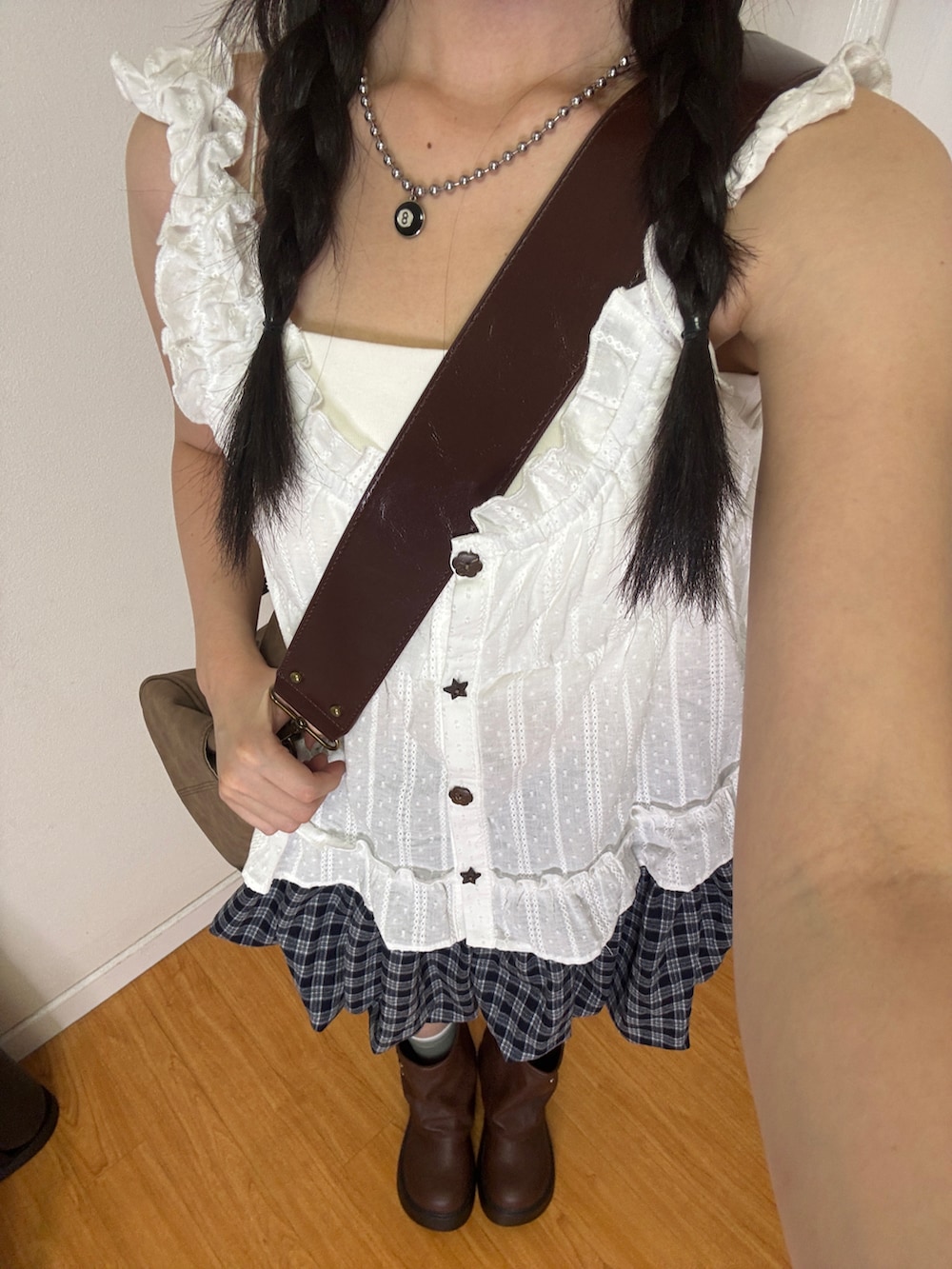 ブラウン系のブーツ、ブルー系のスカート、ホワイト系のシャツ/ブラウスを着用したレディースの夏コーディネートの3枚目の写真