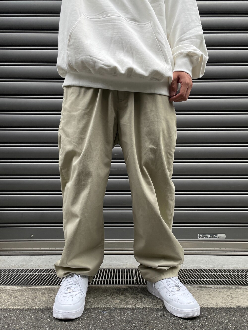 ベージュ系のその他パンツ、ホワイト系のパーカーを着用したメンズの秋コーディネートの3枚目の写真