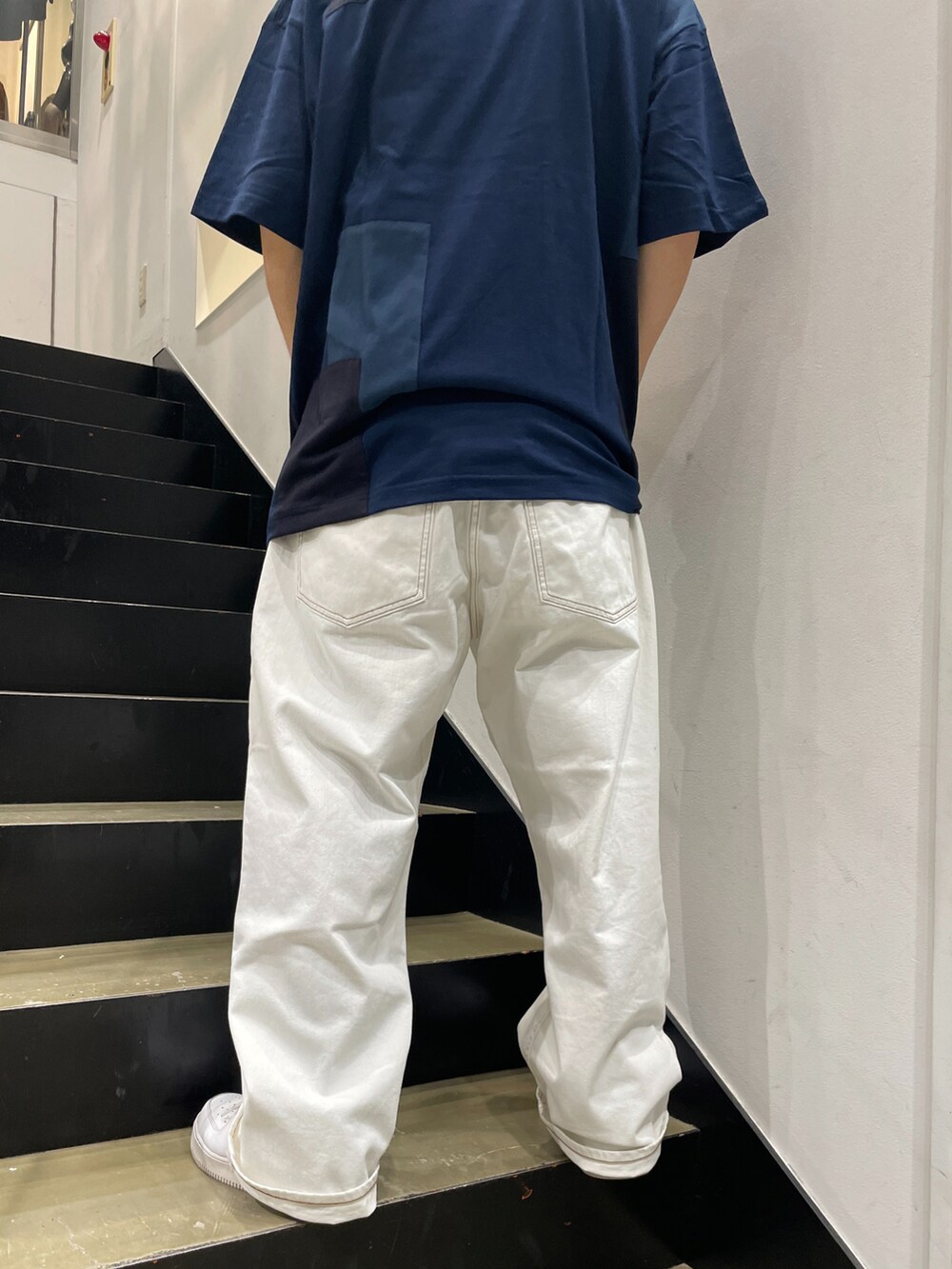 ホワイト系のデニムパンツ、ブルー系のTシャツ/カットソーを着用したメンズの夏コーディネートの3枚目の写真