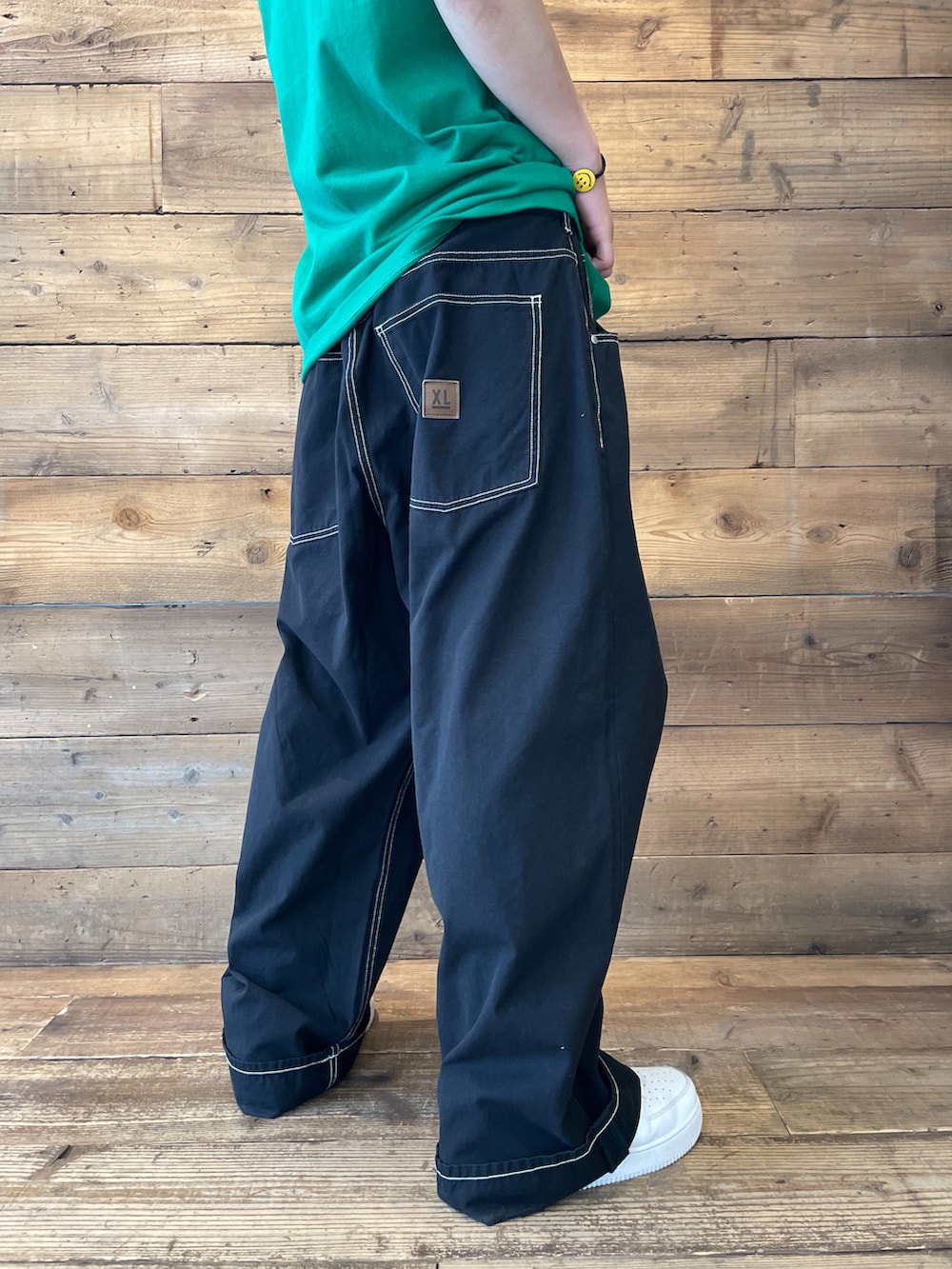 グリーン系のTシャツ/カットソー、ブラック系のその他パンツ、ブラック系のベルトを着用したメンズの夏コーディネートの2枚目の写真