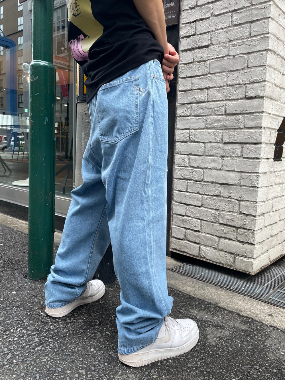 ブルー系のデニムパンツ、ブラック系のTシャツ/カットソーを着用したメンズの夏コーディネートの3枚目の写真