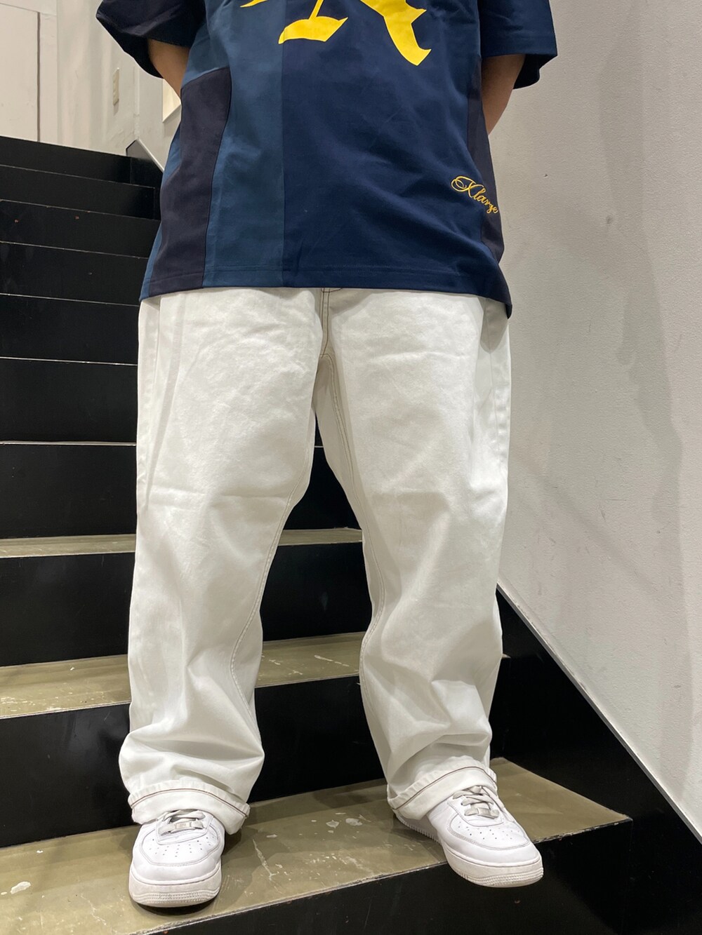 ホワイト系のデニムパンツ、ブルー系のTシャツ/カットソーを着用したメンズの夏コーディネートの2枚目の写真