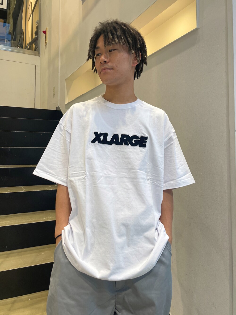 ホワイト系のTシャツ/カットソー、グレー系のその他パンツを着用したメンズの夏コーディネートの2枚目の写真