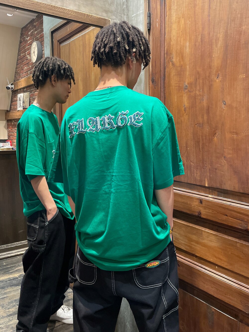 グリーン系のTシャツ/カットソー、ブラック系のその他パンツを着用したメンズの夏コーディネートの2枚目の写真