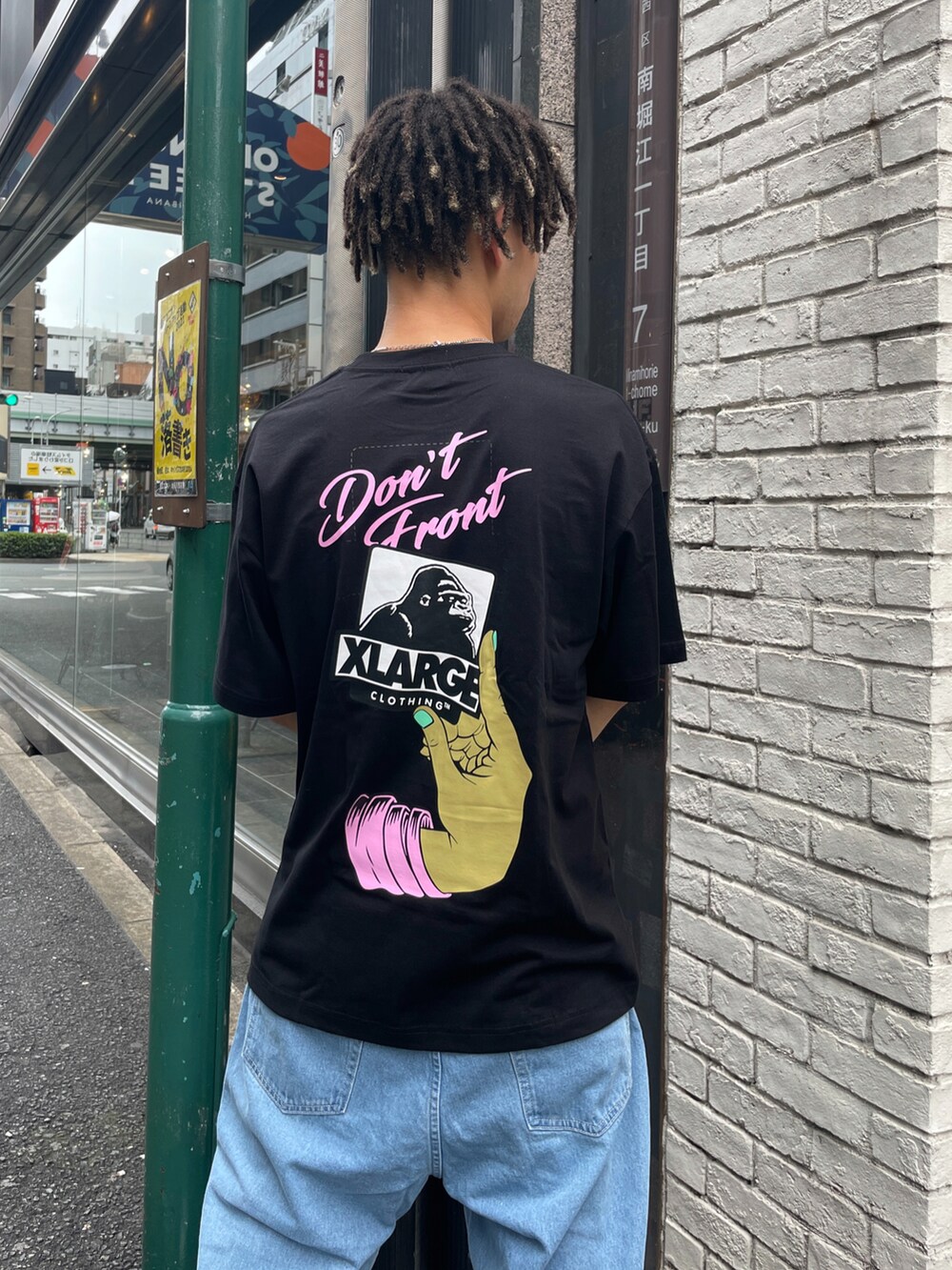 ブルー系のデニムパンツ、ブラック系のTシャツ/カットソーを着用したメンズの夏コーディネートの2枚目の写真