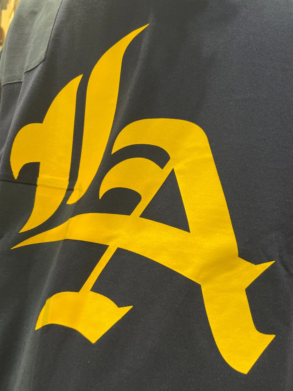 ホワイト系のデニムパンツ、ブルー系のTシャツ/カットソーを着用したメンズの夏コーディネートの5枚目の写真