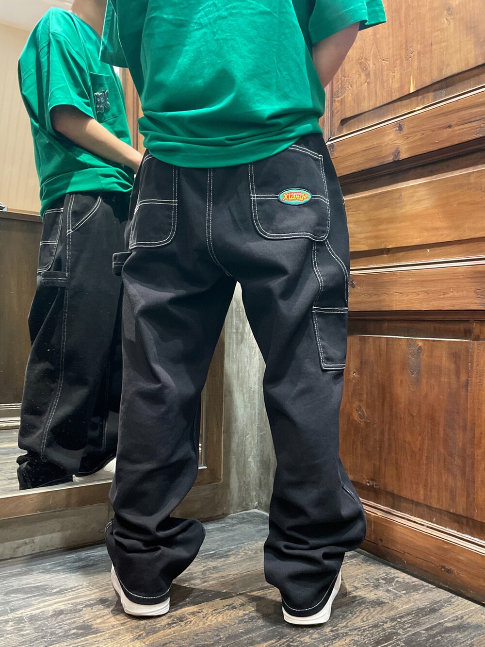 グリーン系のTシャツ/カットソー、ブラック系のその他パンツを着用したメンズの夏コーディネートの3枚目の写真