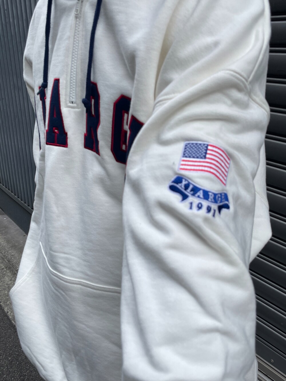 ベージュ系のその他パンツ、ホワイト系のパーカーを着用したメンズの秋コーディネートの2枚目の写真