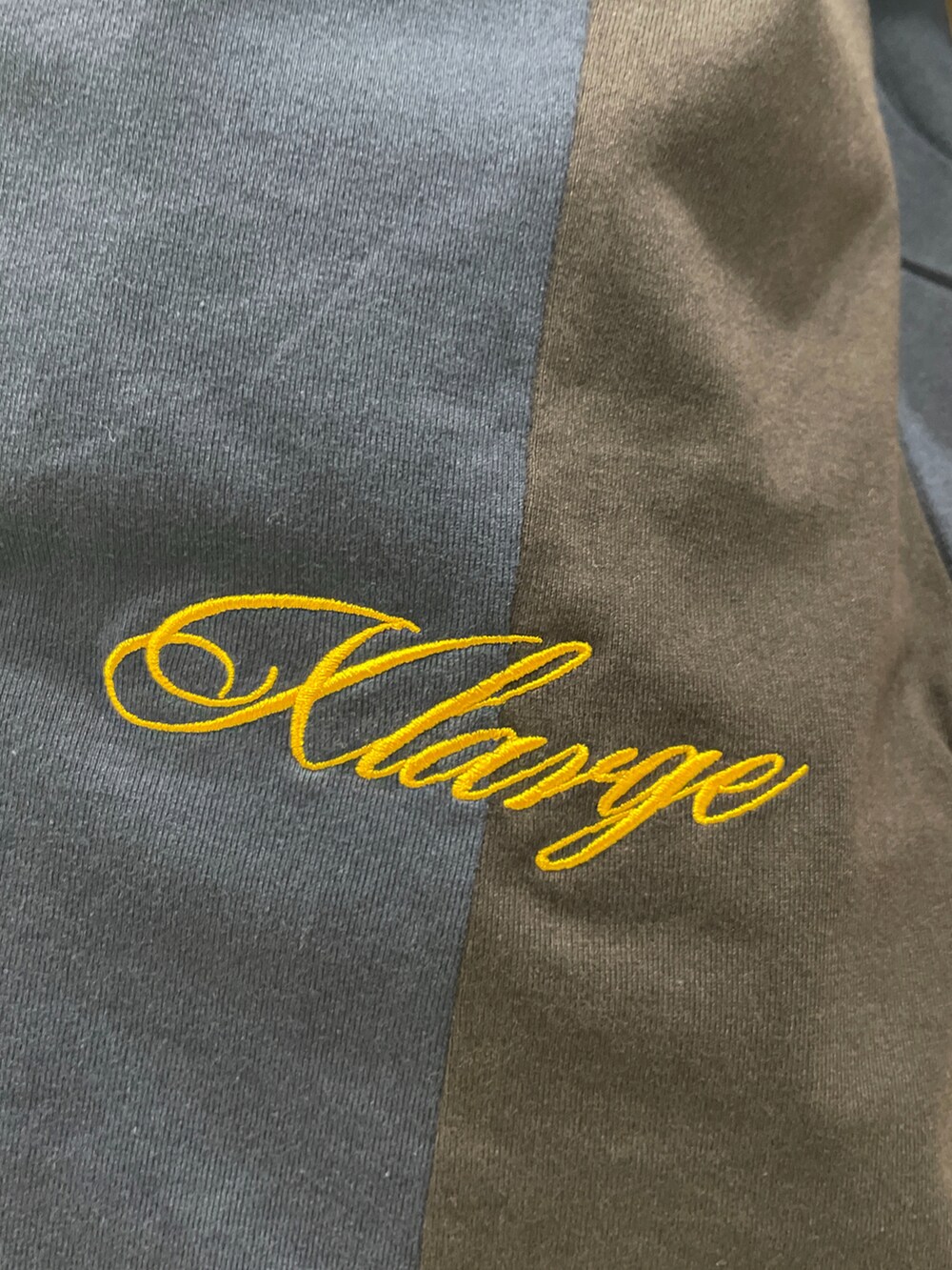 ホワイト系のデニムパンツ、ブルー系のTシャツ/カットソーを着用したメンズの夏コーディネートの4枚目の写真