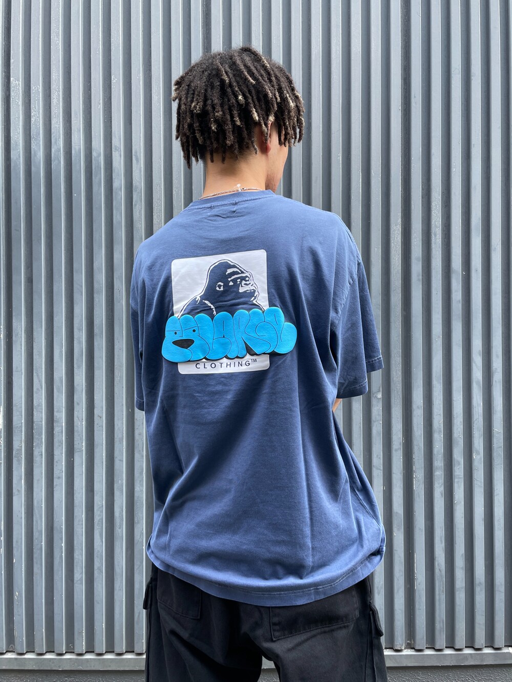 ブラック系のカーゴパンツ、ブルー系のTシャツ/カットソーを着用したメンズの夏コーディネートの2枚目の写真