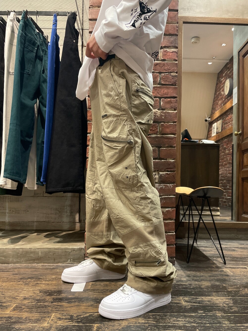 ブラウン系のカーゴパンツ、ホワイト系のTシャツ/カットソーを着用したメンズの夏コーディネートの3枚目の写真