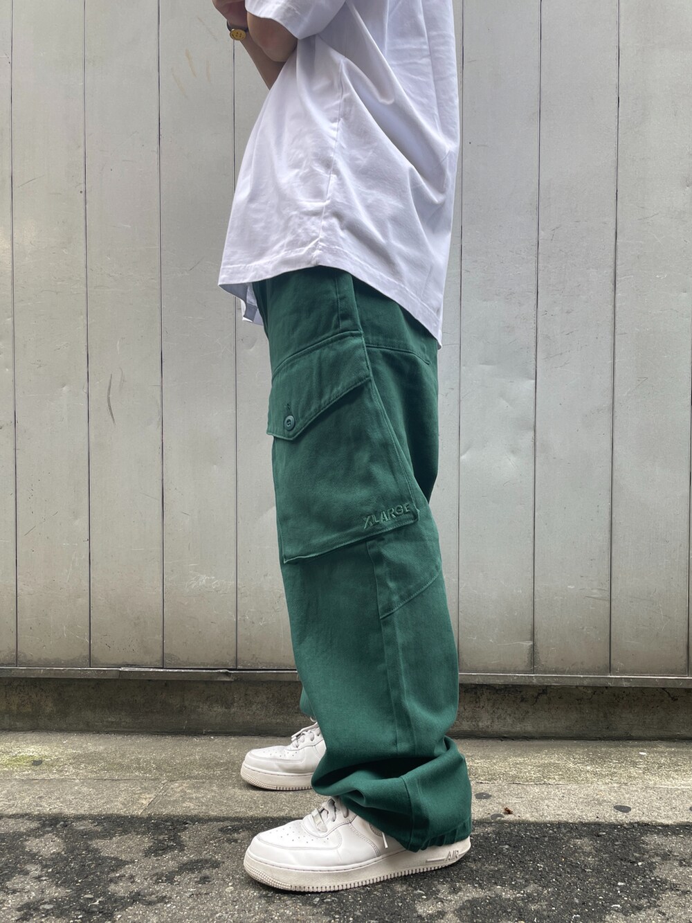 ホワイト系のTシャツ/カットソー、グリーン系のカーゴパンツを着用したメンズの夏コーディネートの2枚目の写真